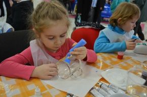 Детский мастер-класс по росписи декоративной стеклянной тарелки/кружки