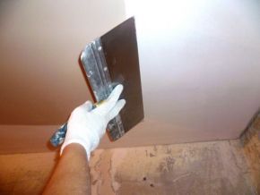Шпатлевание и ошкурирование потолка под обои