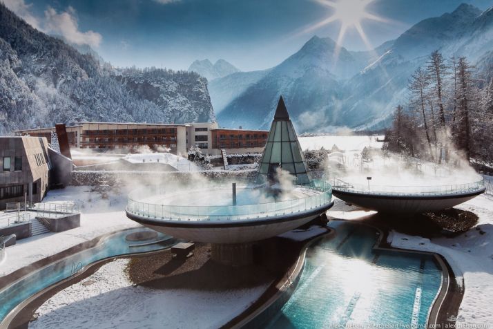 Волшебный новогодний праздник устроит для Вас отель Aqua Dome 4*