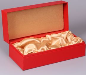 Красная подарочная коробка карбон с чехлом под золото